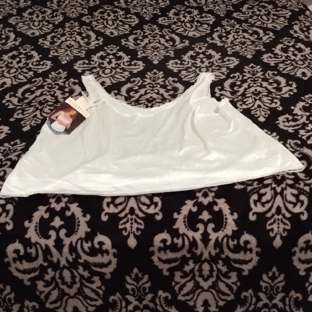 Vassarette Cream Crop Tank Top Relaxed Fit